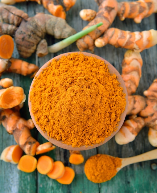 Racines De Curcuma Dans Le Panier Sur La Table En Bois