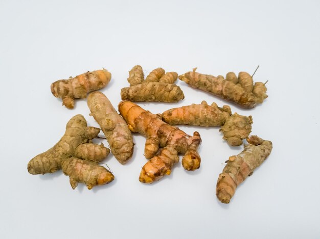 Photo racines de curcuma sur fond blanc herbe et ingrédient alimentaire pour la santé