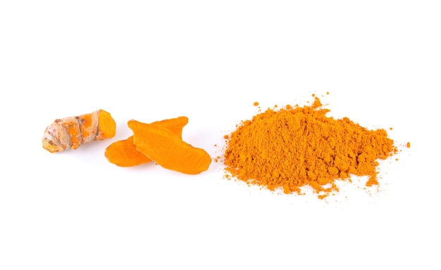 Racines de curcuma avec poudre de curcuma sur fond blanc