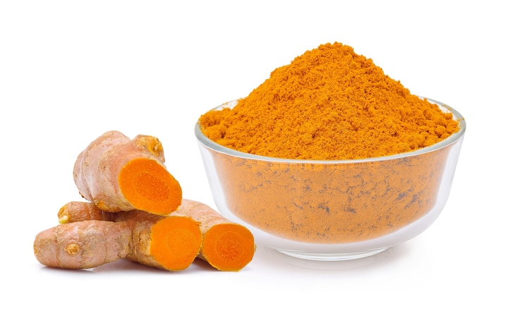 Photo racines de curcuma et poudre de curcuma isolés