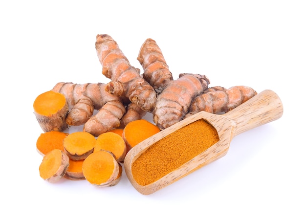 Racines de curcuma et poudre de curcuma isolés