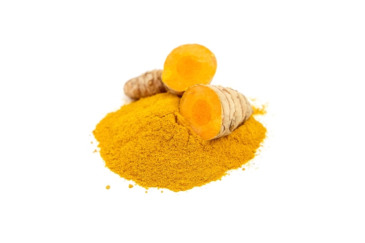 Photo racines de curcuma et poudre isolées