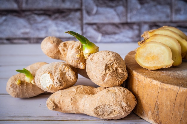 Racines de gingembre avec des tranches de gingembre