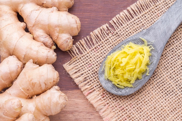 Racines de gingembre sur la vue de dessus de table