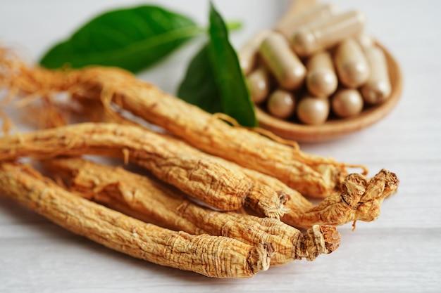 Racines de ginseng et nourriture saine de feuille verte