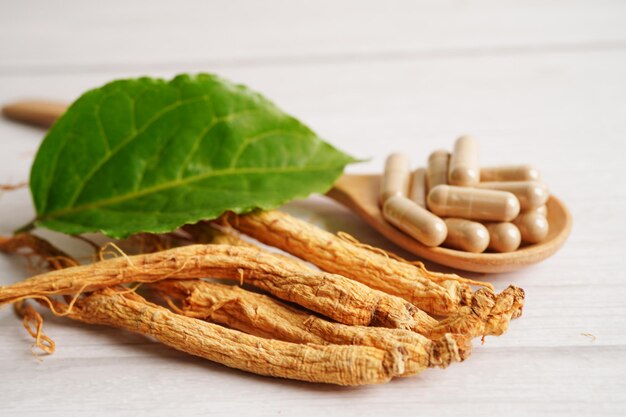 Racines de ginseng et nourriture saine de feuille verte