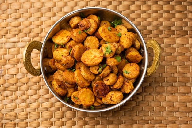 Racines de taro sautées Arbi ki sabji ghuiya masala curry Sabzi ou arvi dum Masala Garni de coriandre