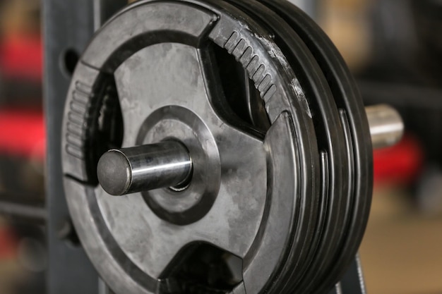 Rack avec plaques de poids dans la salle de sport se bouchent