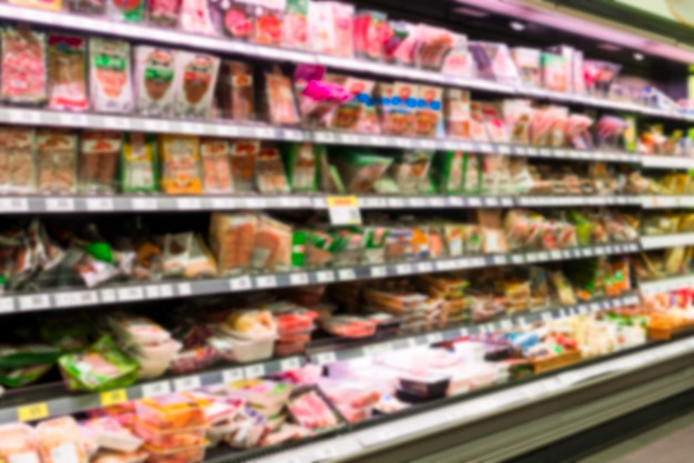 Racks de différents fabricants de produits carnés en paquets dans le magasin