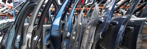 Racks avec des pièces automobiles.