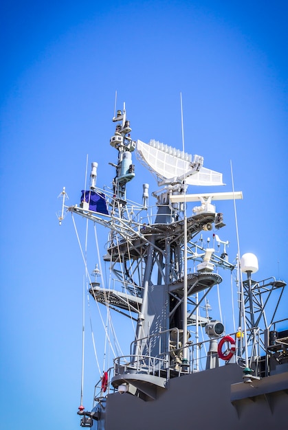 Radar sur cuirassé avec ciel bleu