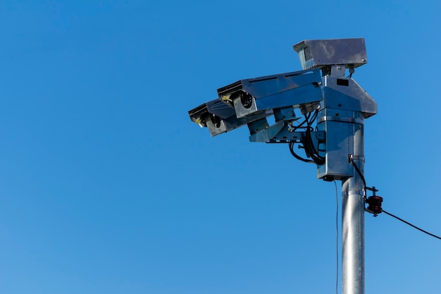 Radar photographique de contrôle de vitesse. fond de ciel bleu