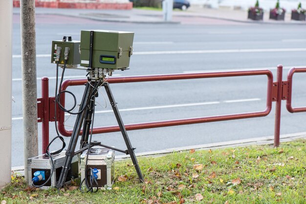 Photo radar de police caché sur l'autoroute