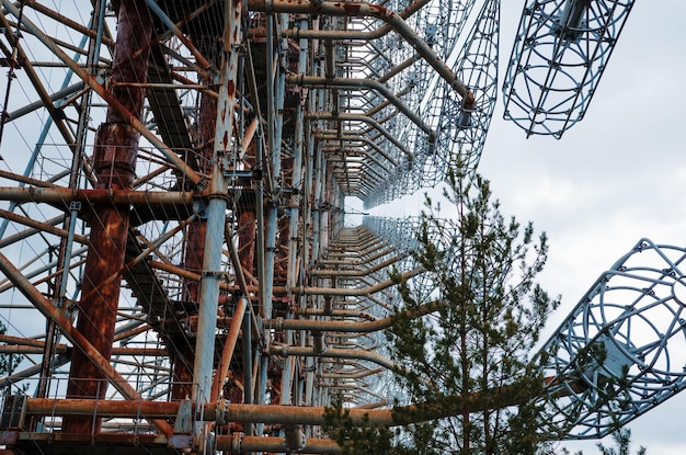 Radar soviétique DUGA 3 près de la ville fantôme de Tchernobyl en Ukraine