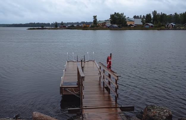 un radeau en bois sur un lac en Finlande