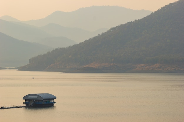 Radeau flottant au milieu d&#39;un barrage ou d&#39;un lac le soir