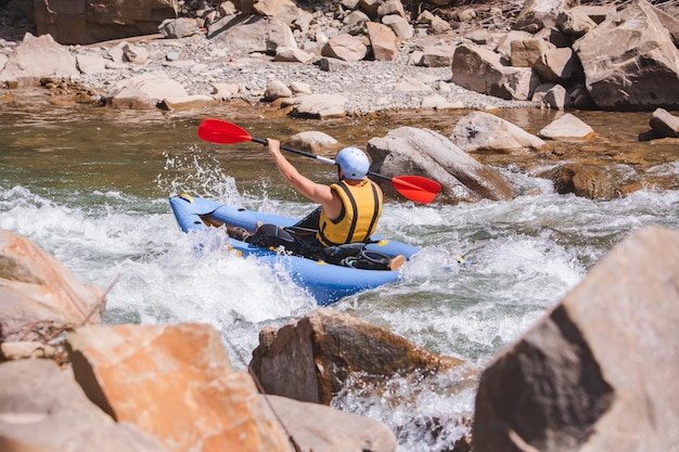 Radeau gonflable sport extrême à l'espace de copie d'été de la rivière de montagne