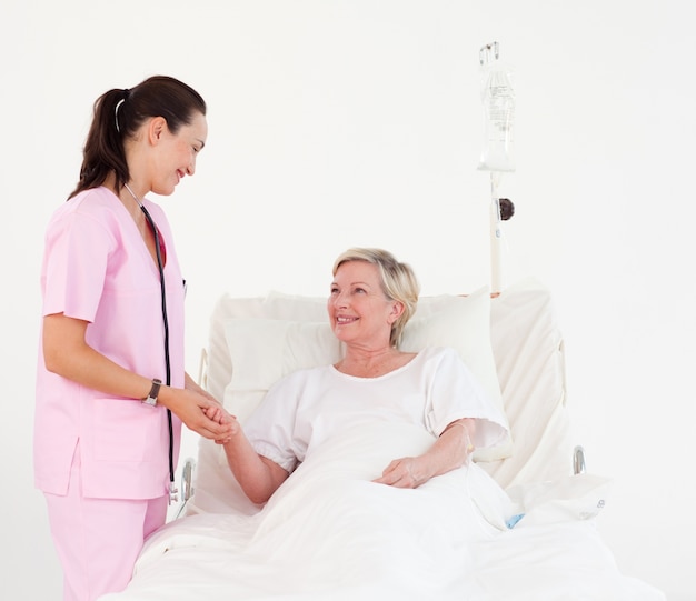 Radiant femme médecin examinant un patient