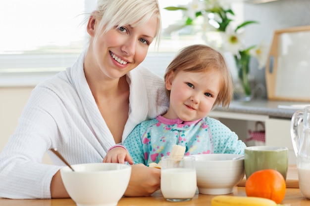 Radiant mère et fille prenant son petit déjeuner