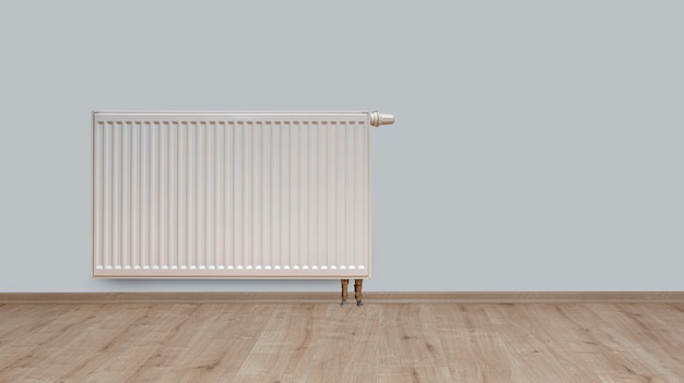 Radiateur blanc moderne sur parquet