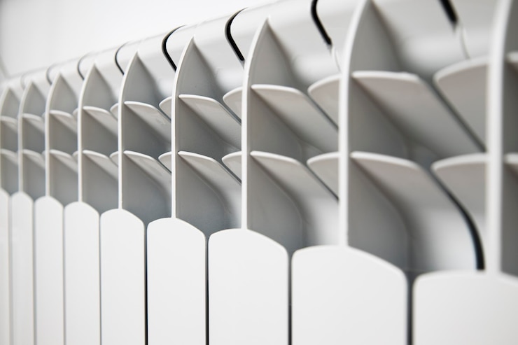 Photo radiateur blanc sur un mur clair concept de chauffage et de chaleur