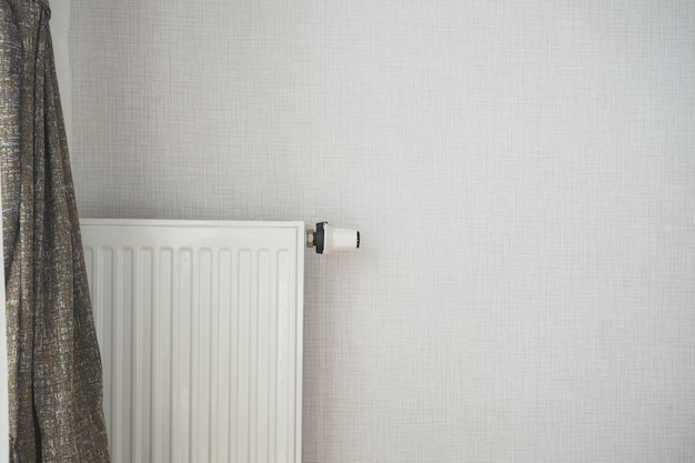 Radiateur blanc sur mur gris système d'installation de chauffage d'appartement blanc