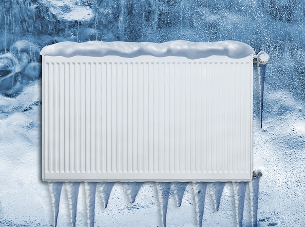 Photo radiateur de chauffage gelé à l'extérieur en hiver couvert de neige