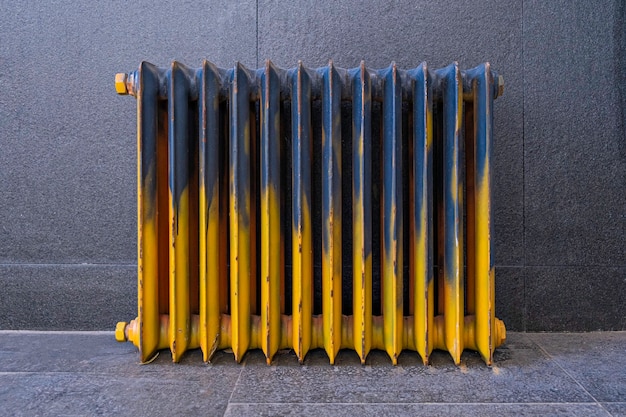 Radiateur rétro en fer grunge peint en bleu et jaune