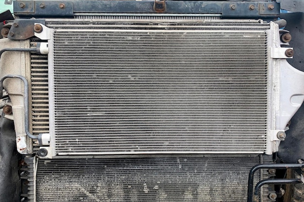 Radiateurs de voiture d'occasion de ferraille dans un parc à ferrailles radiateur de voiture d'occasion pour le recyclage dans un dépotoir de voiture