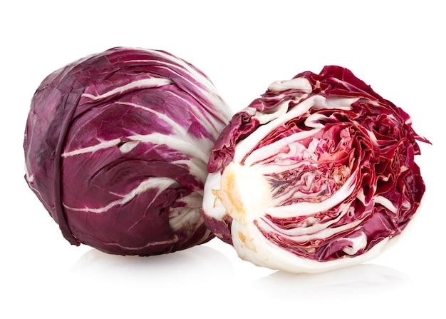 Radicchio de chou rouge isolé sur blanc