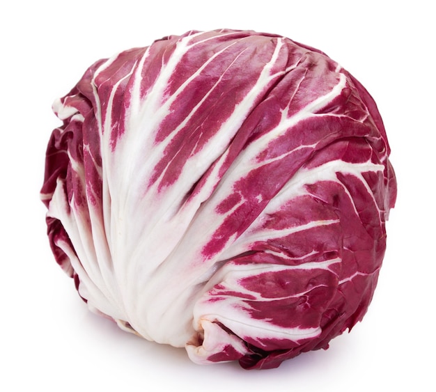 Radicchio frais sur fond blanc Salade rouge