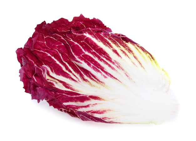 Radicchio isolé sur fond blanc