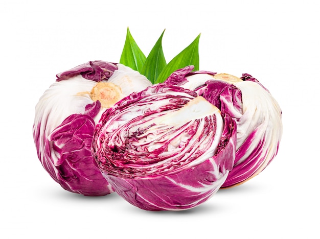 Radicchio rouge frais sur blanc