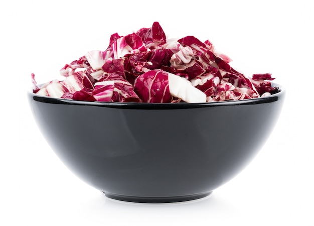 Radicchio, salade rouge dans un bol sur mur blanc