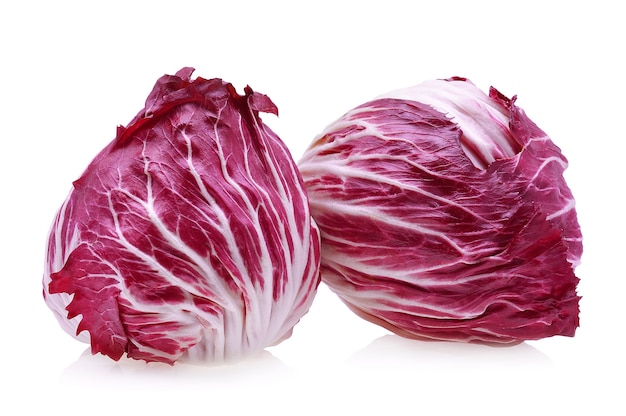 Radicchio, salade rouge isolé sur blanc