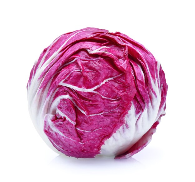 Radicchio, salade rouge isolé sur blanc