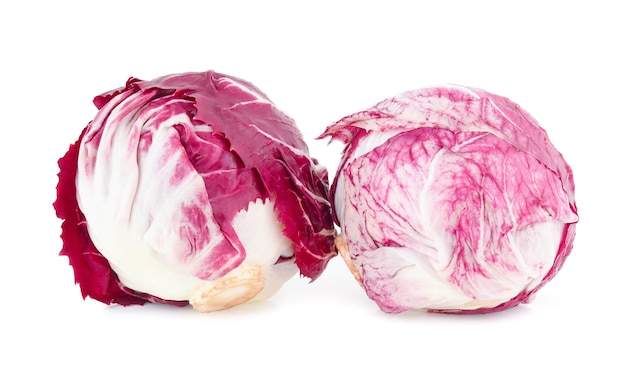 Radicchio, salade rouge isolé sur blanc