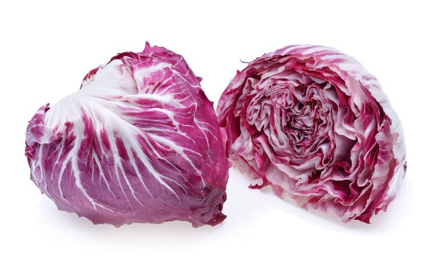 Radicchio, salade rouge isolé sur fond blanc