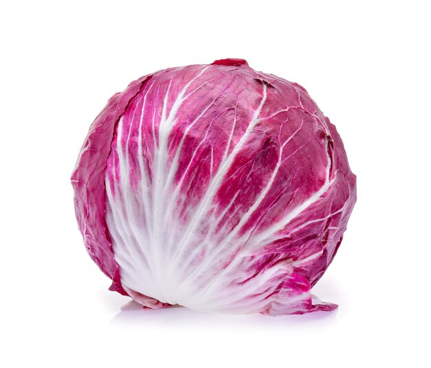 Radicchio, salade rouge isolé sur fond blanc