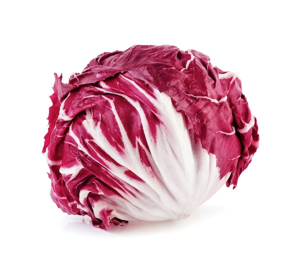 Radicchio, salade rouge isolé sur fond blanc