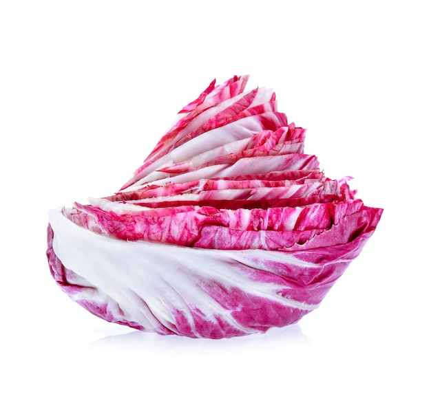 Radicchio, salade rouge isolé sur fond blanc