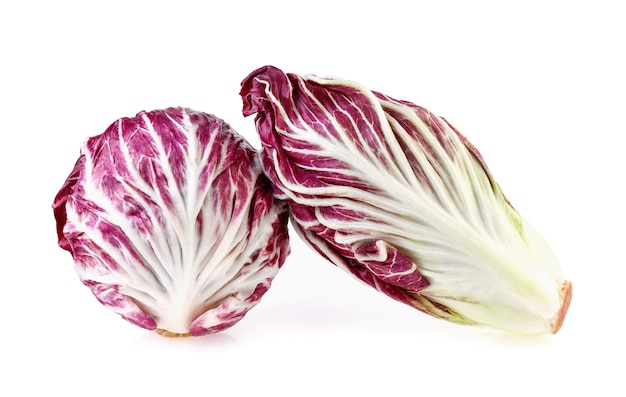 Radicchio, salade rouge isolé sur fond blanc