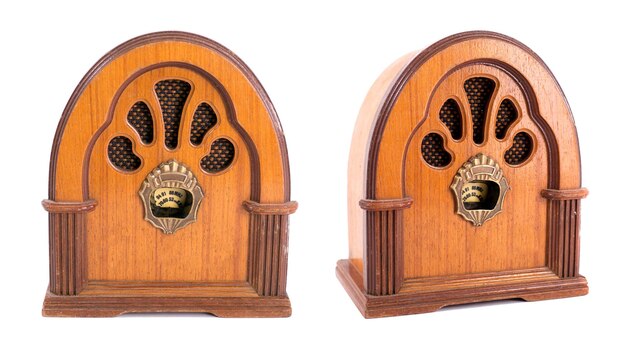 Radio antique marron sur fond blanc gros plan