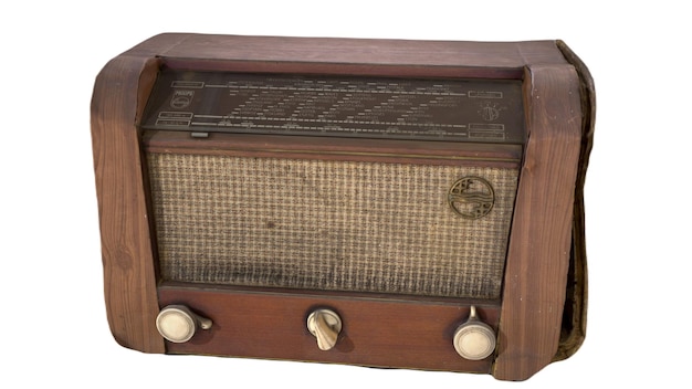 Une radio en bois marron avec le numéro 7 sur le devant.