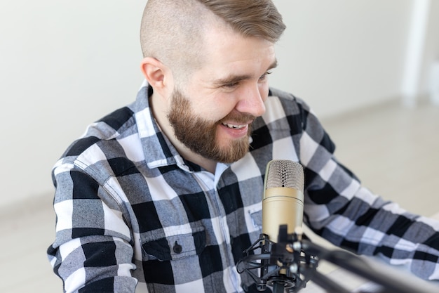 Radio, dj et concept de diffusion - Portrait de beau jeune homme aux cheveux blonds en direct