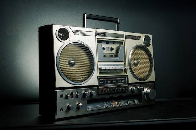 Radio vintage boombox sur fond sombre