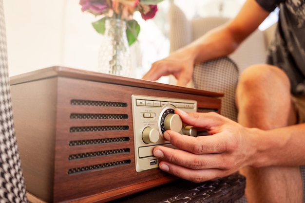Photo radio vintage jouant de la musique à la maison
