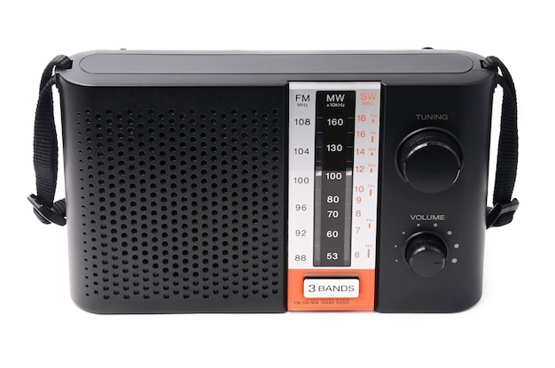 Radio vintage pour écouter des programmes de radio sur un blanc isolé