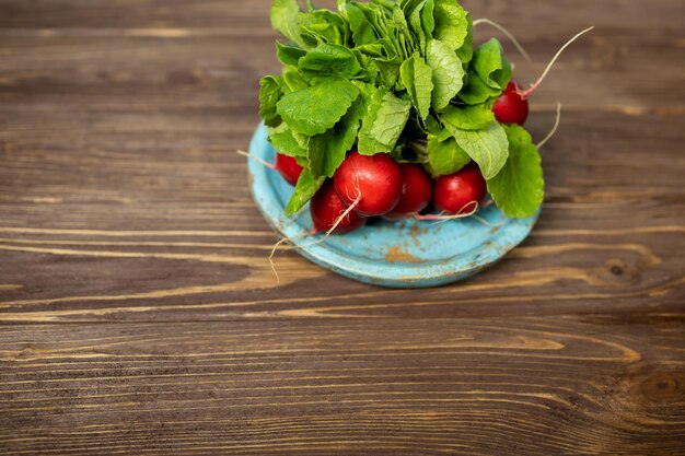 Photo des radis sur une assiette en bois