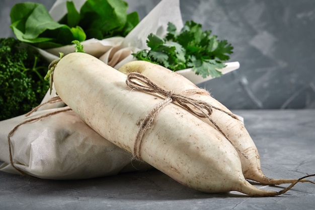 Radis Daikon sur une surface en béton avec un espace pour le texte